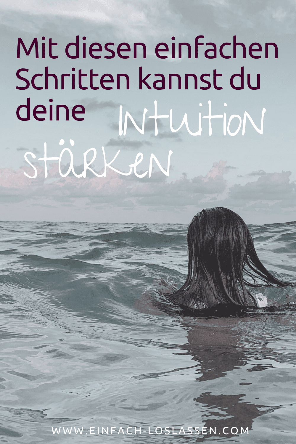 Intuition stärken - Frau im Meer