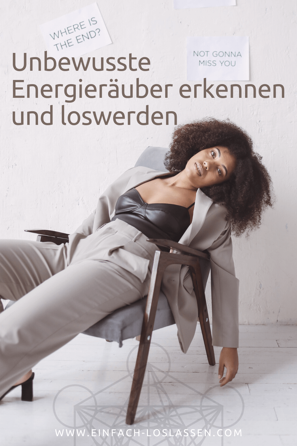 Energieräuber - Frau lässt sich auf Stuhl fallen