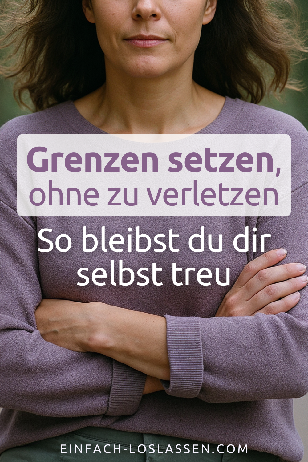 Grenzen setzen: Eine braunhaarige Frau mittleren Alters hat die Arme vor dem Körper verschränkt und schaut entschlossen.