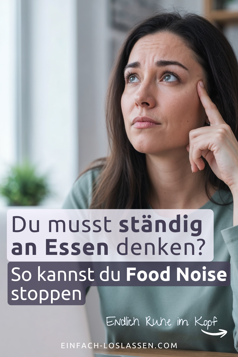 Eine Frau sitzt im Homeoffice am Laptop und will Food Noise stoppen.