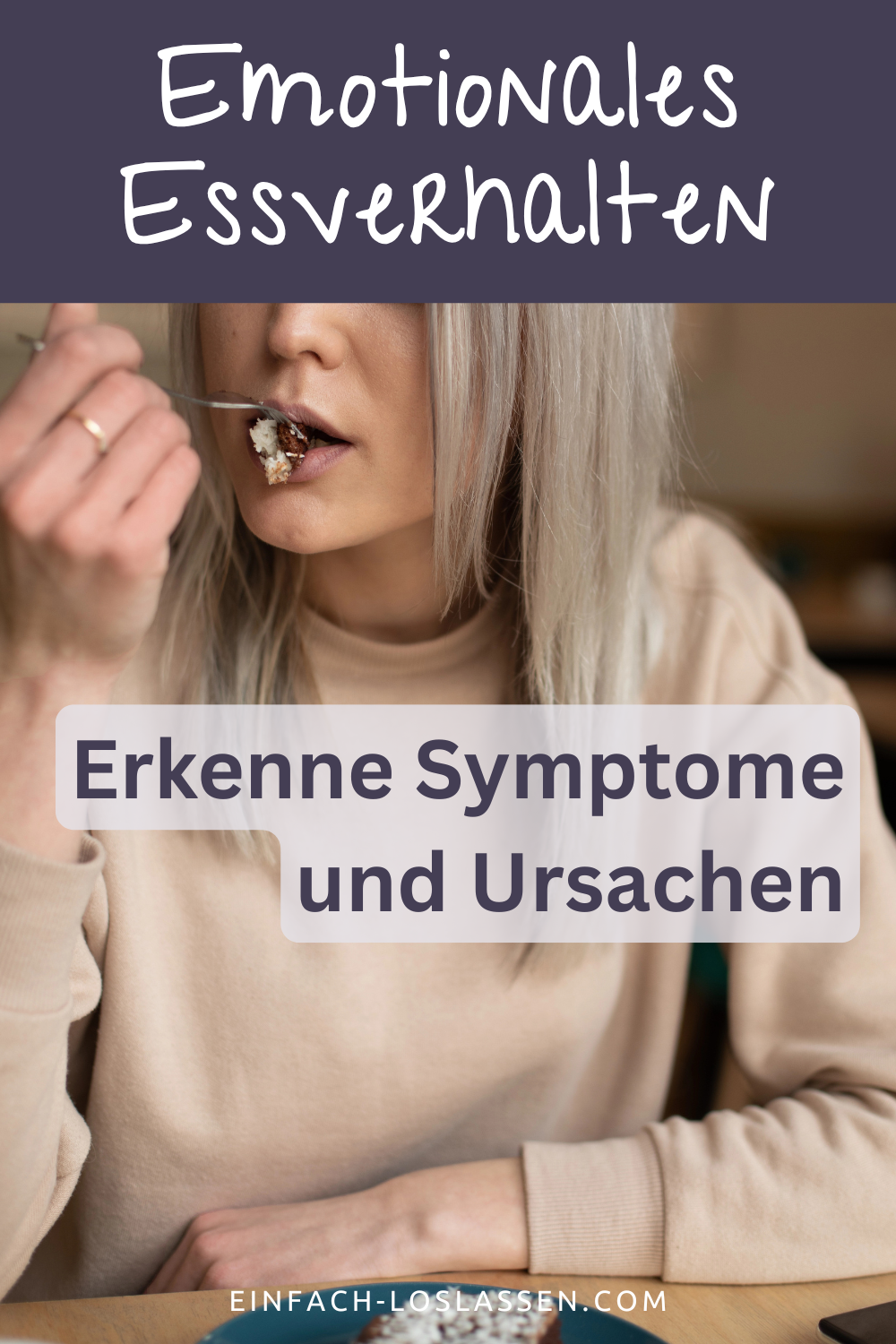Wie erkenne ich emotionales Essverhalten? Eine Frau in einem beigen Pulli isst Kuchen und fragt sich, ob das emotionales Essverhalten ist.