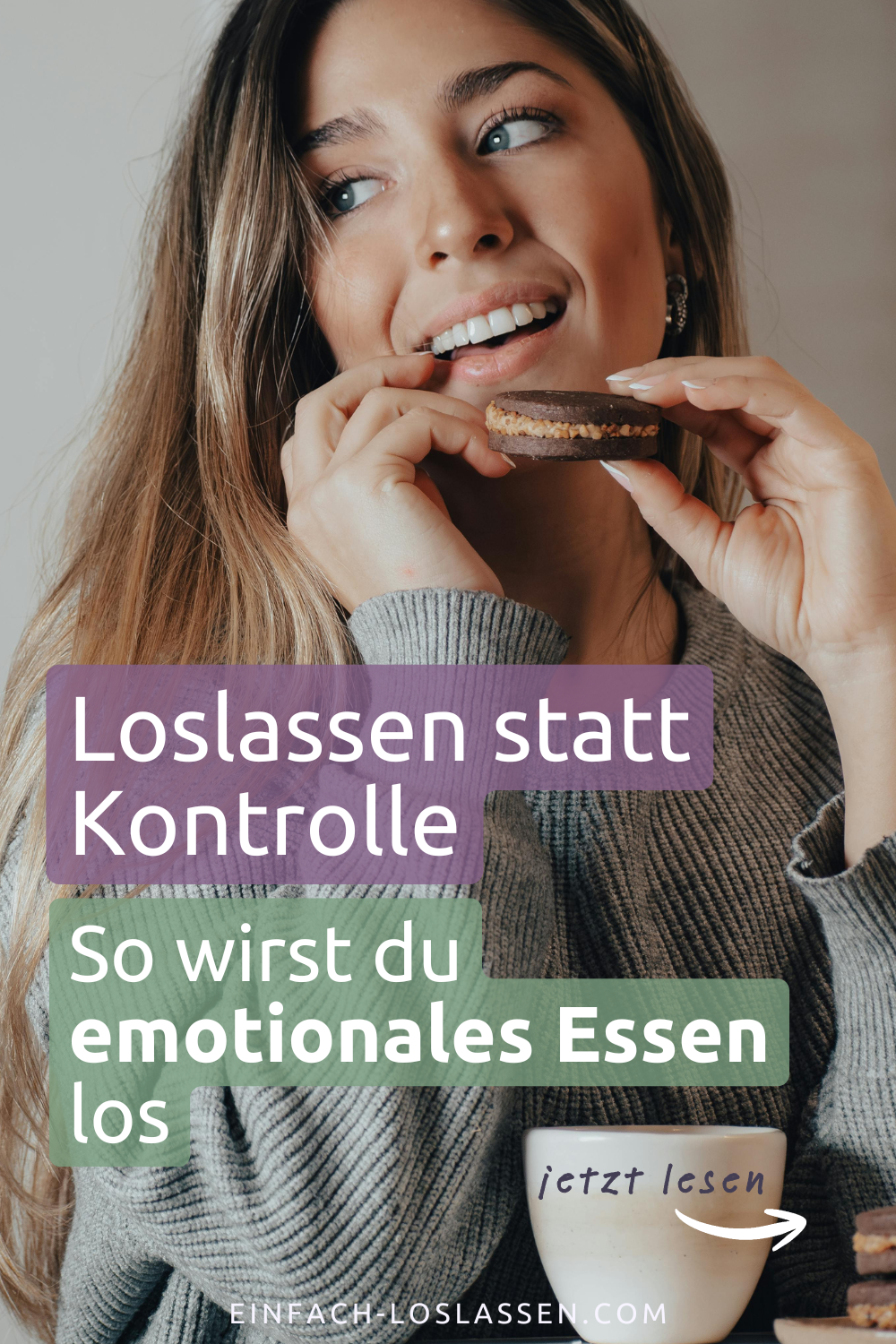 emotionales Essen loswerden Eine Frau mit langen dunklen Haaren beißt in einen Schokokeks - sie will emotionales Essen loswerden.