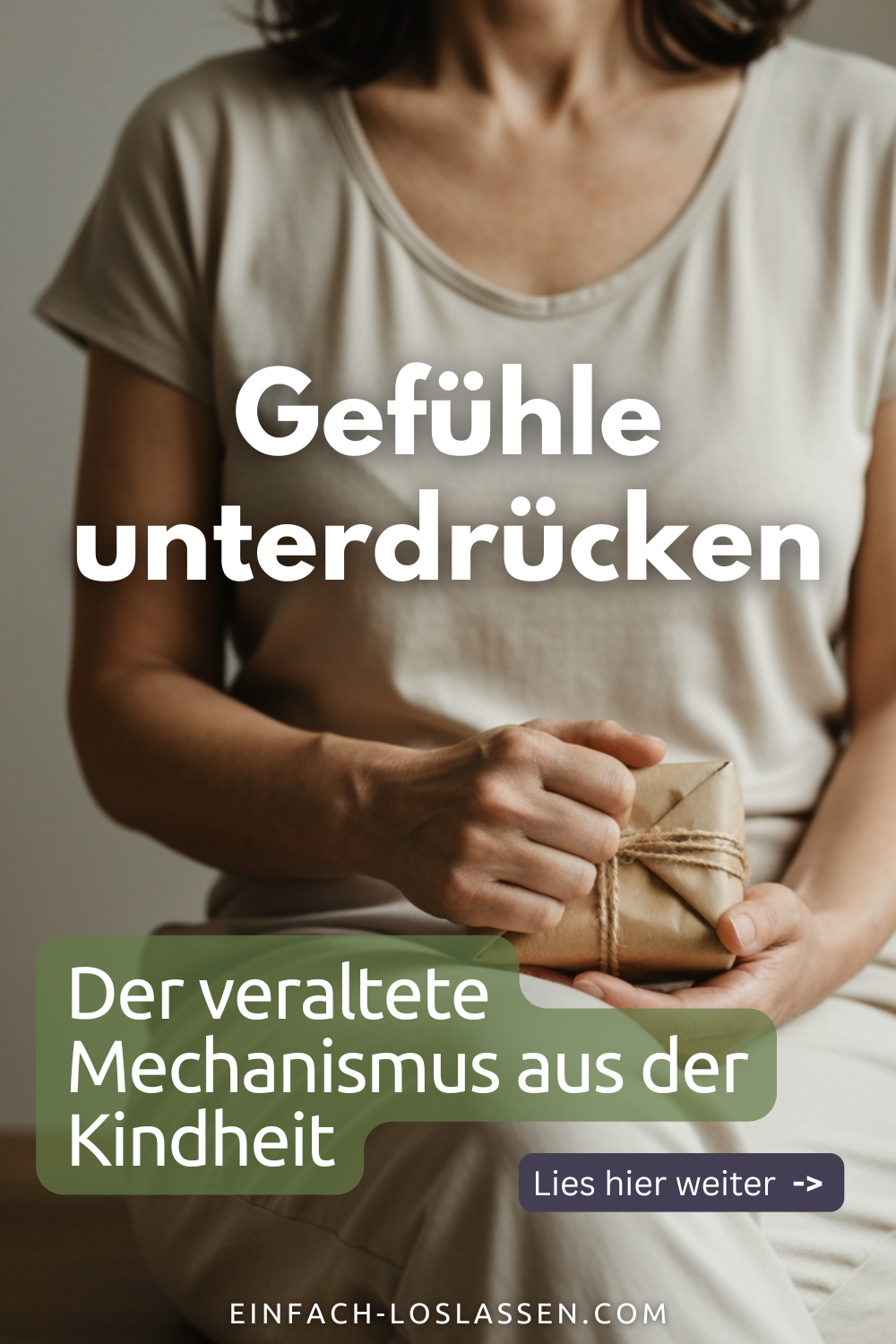 Eine Frau hält ein geschnürtes Päckchen auf dem Schoß&nbsp;– ein Symbol für unterdrückte Gefühle.
