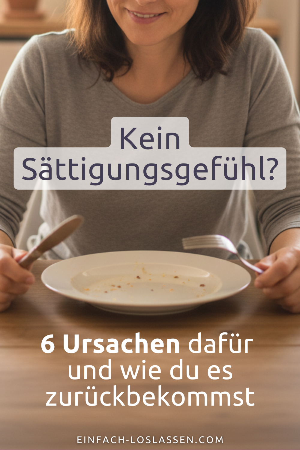 Eine Frau sitzt vor einem leer gegessenen Teller. Früher hatte sie kein Sättigungsgefühl&nbsp;– jetzt hat sie die Ursachen erkannt.