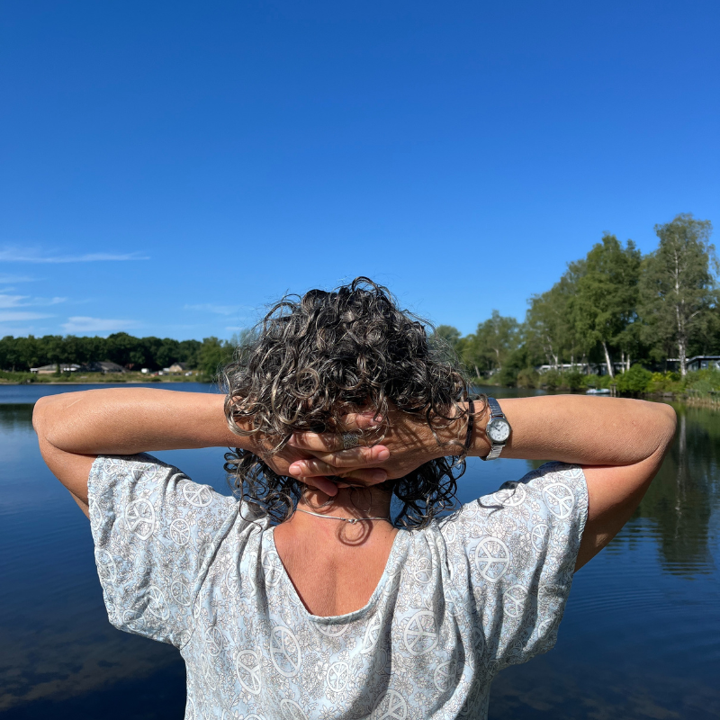 Kleine Auszeiten am Wasser - Testimonial Almut Kleine Auszeiten am Wasser - eine Frau blickt auf den See.