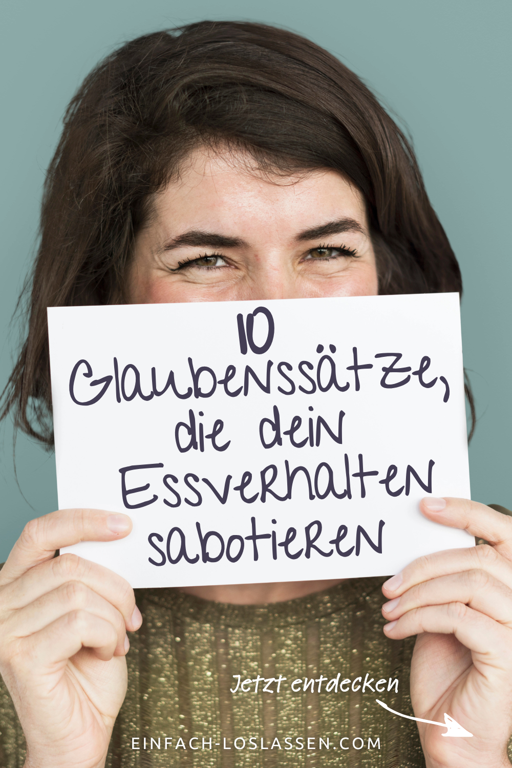 Eine dunkelhaarige Frau hält ein Blatt Papier vor ihr Gesicht mit demText: 10 Glaubenssätze, die dein Essverhalten sabotieren.