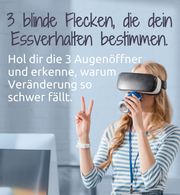 Eine Frau trägt eine VR-Brille und macht ein Victory-Zeichen. Sie hat die blinden Flecken in ihrem Essverhalten entdeckt.