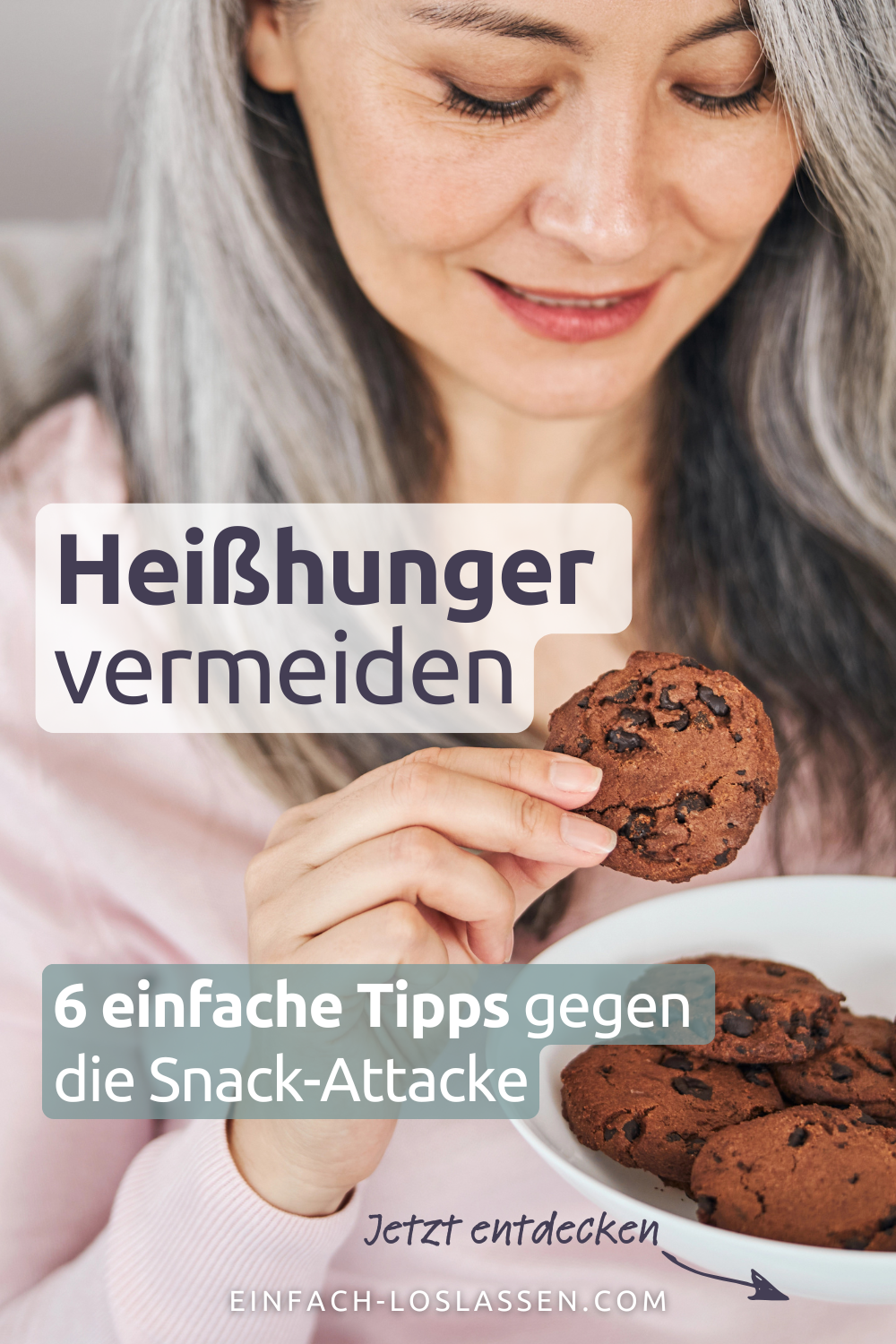 Eine Frau mit grauen Haaren isst Cookies - sie will Heißhunger vermeiden.