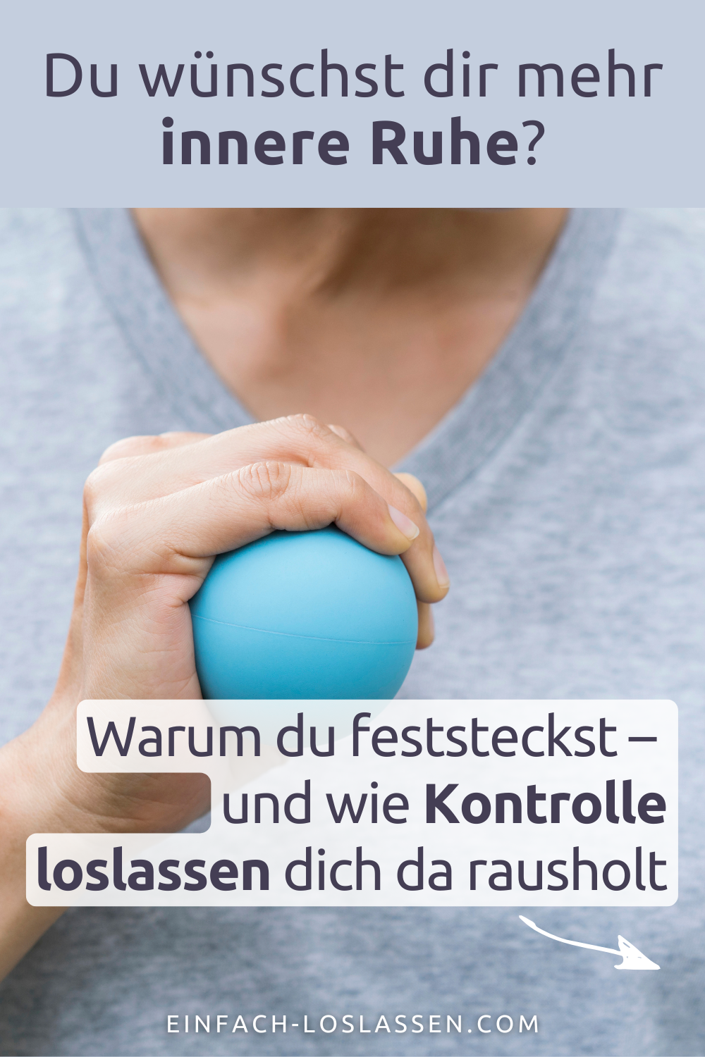 Eine Frau in einem grauen T-Shirt drückt einen blauen Stressball - sie will Erwartungen und Kontrolle loslassen.
