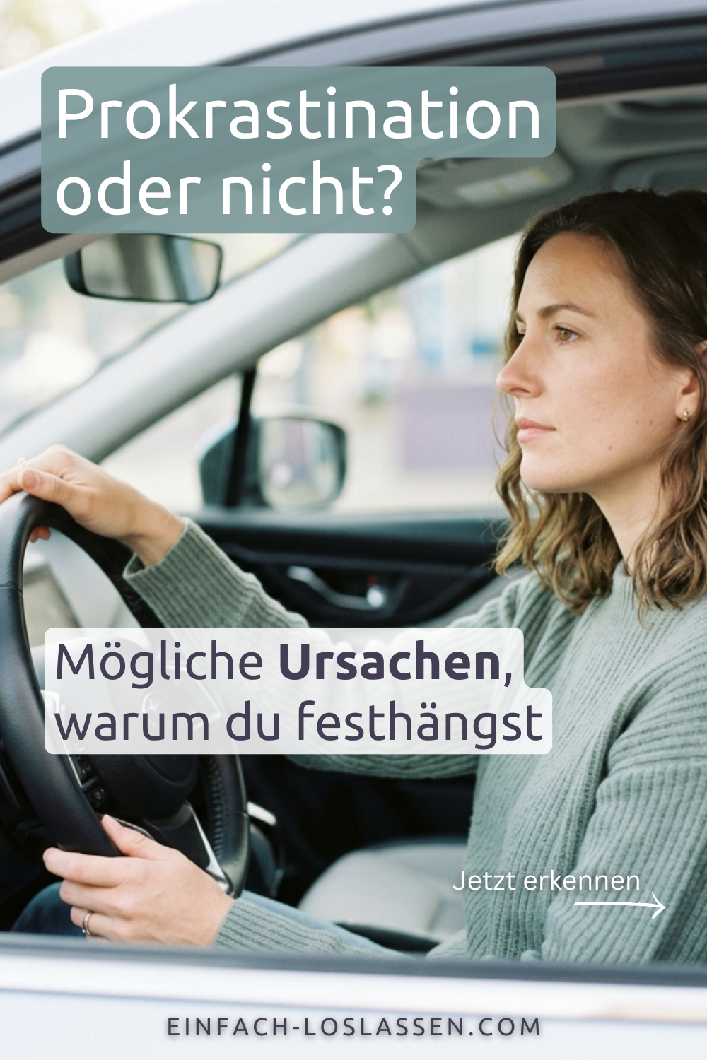 Eine Frau mit lockigem Haar sitzt am Steuer ihres Autos und denkt über Prokrastination und ihre Ursachen nach.