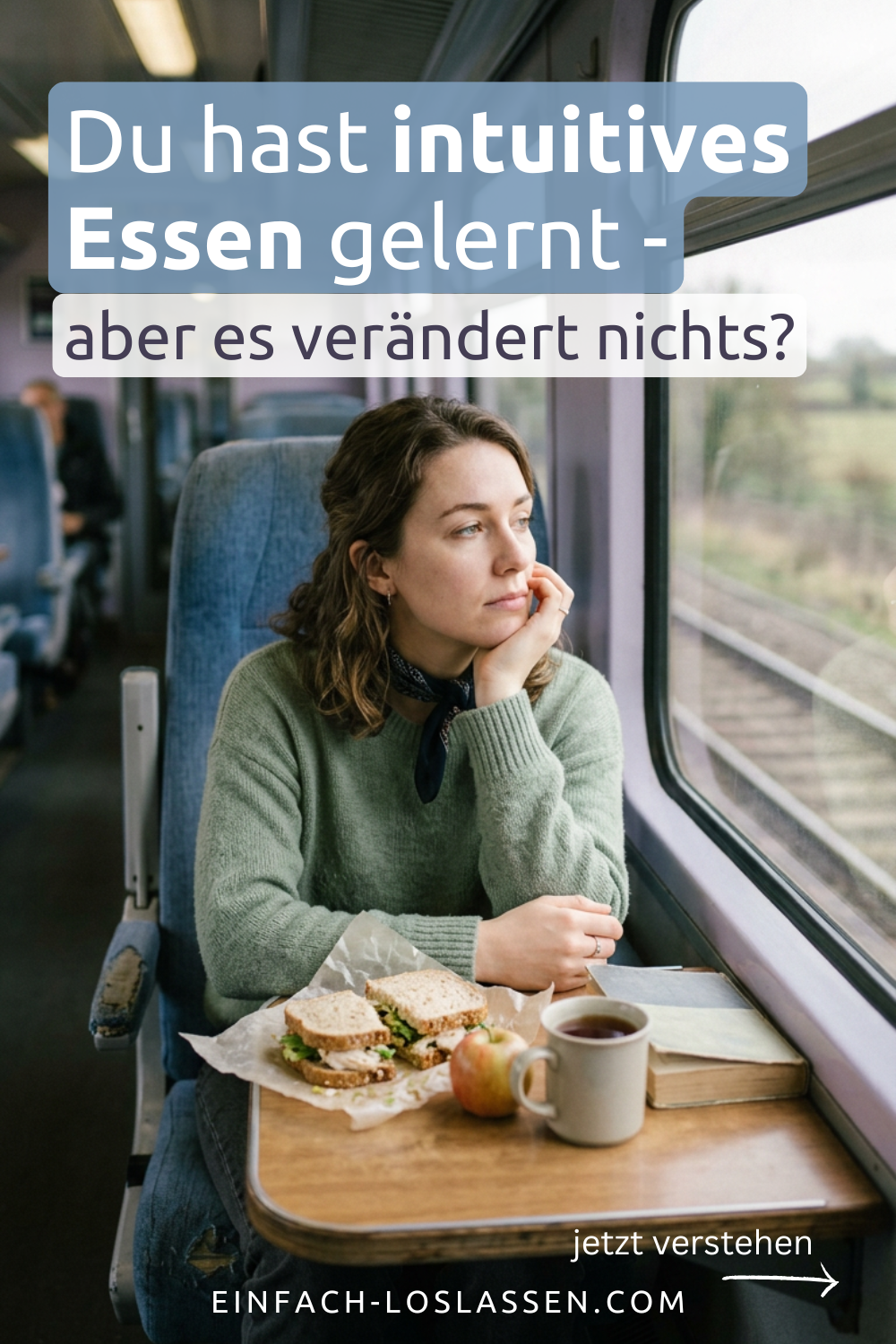 Eine Frau sitzt im Zug vor einem Sandwich, schaut aus dem Fenster und fragt sich, warum intuitives Essen lernen ihr so schwerfällt.