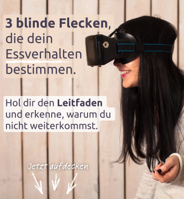 Eine Frau mit einer VR-Brille erkennt die blinden Flecken in ihrem Essverhalten.