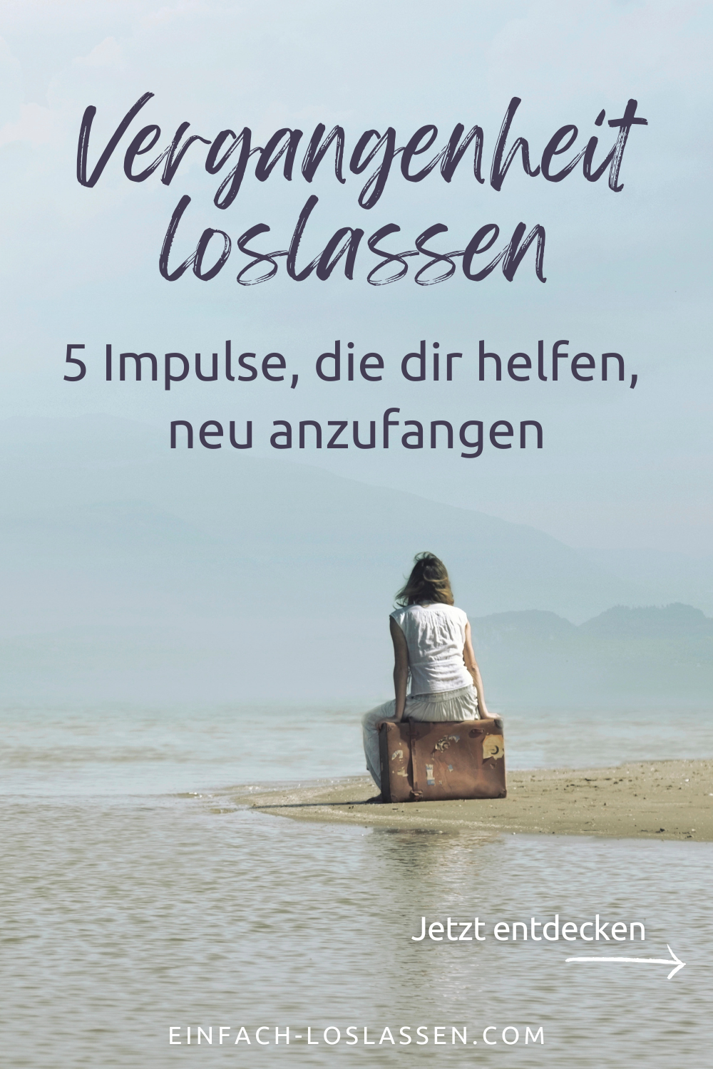 Eine Frau sitzt allein am Strand auf einem alten Lederkoffer - ein Symbol dafür, dass sie die Vergangenheit loslassen darf.