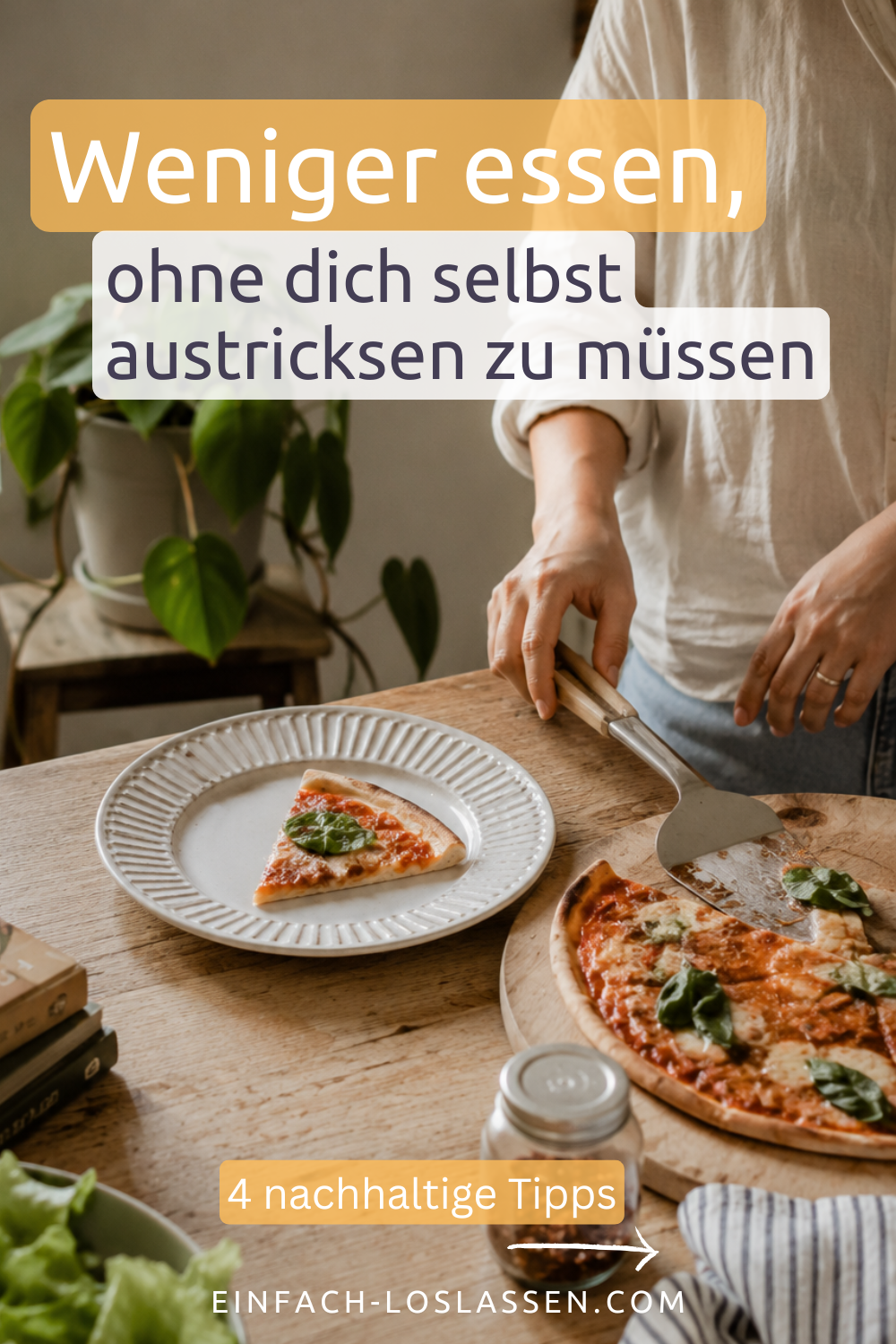 Eine Frau nimmt sich ein Stück Pizza von einem Holzbrett - sie will weniger essen lernen.