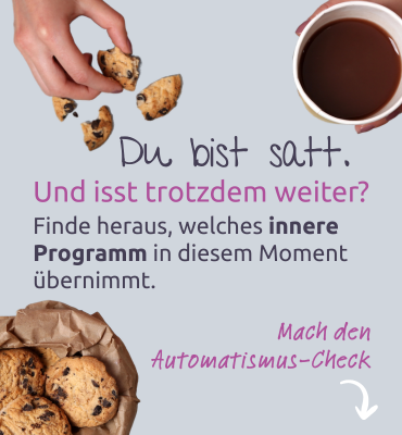 Die Hände einer Frau, die Kaffee trinkt und Cookies isst. Ein Symbol für den Automatismus im Essverhalten.