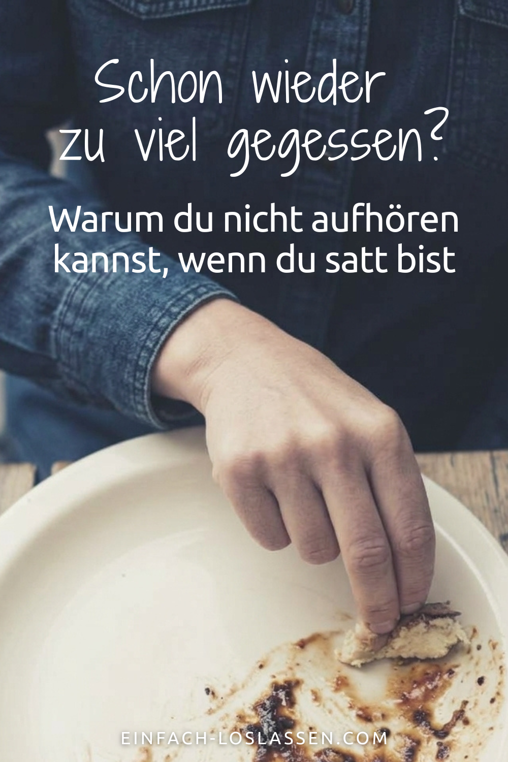 Die Hand einer Frau wischt Soßenreste mit einem Stück Brot vom Teller. Ein Symbol dafür, zu viel gegessen zu haben.